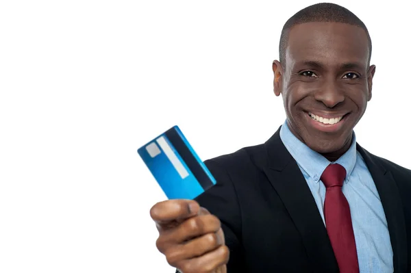 Empresário alegre segurando cartão de crédito — Fotografia de Stock