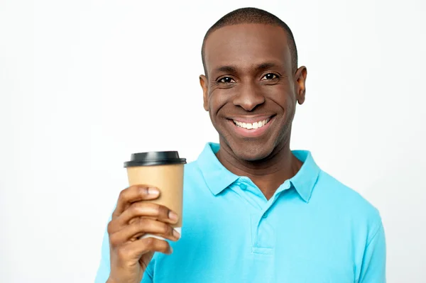 Smiling man holding cold beverage — Stock Photo, Image