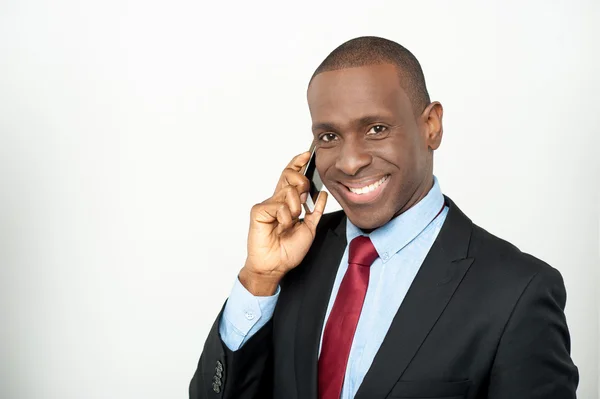 Mužské výkonný mluví přes mobilní telefon — Stock fotografie
