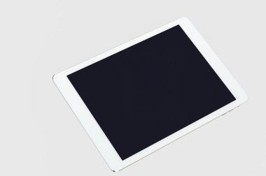 gri zemin üzerine tablet bilgisayar