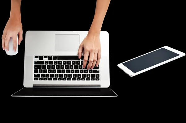Mani femminili che lavorano sul computer portatile — Foto Stock