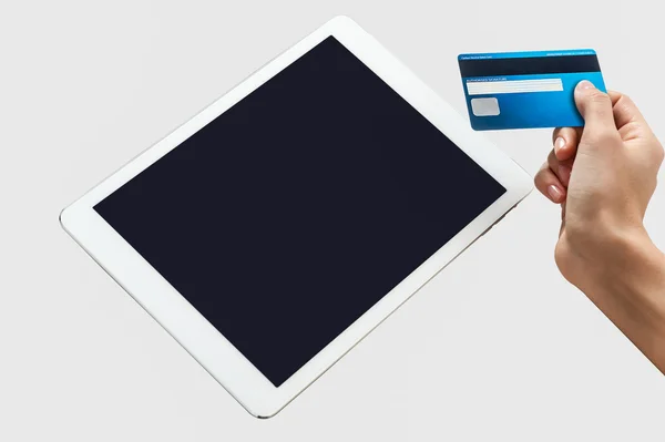 平板电脑与一张信用卡 — 图库照片