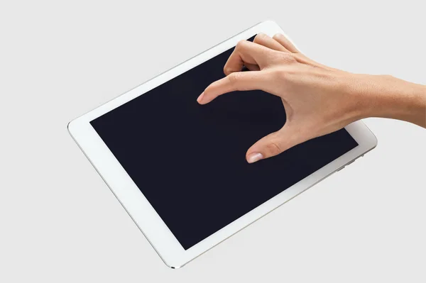 Kvinna hand med hjälp av en digital tablet — Stockfoto