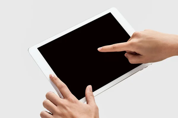 Finger wird auf Tablet-Bildschirm gezeigt — Stockfoto