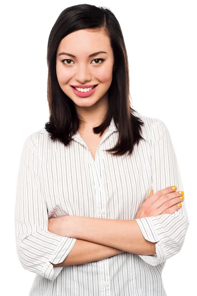 Säker leende ung kvinna poserar — Stockfoto
