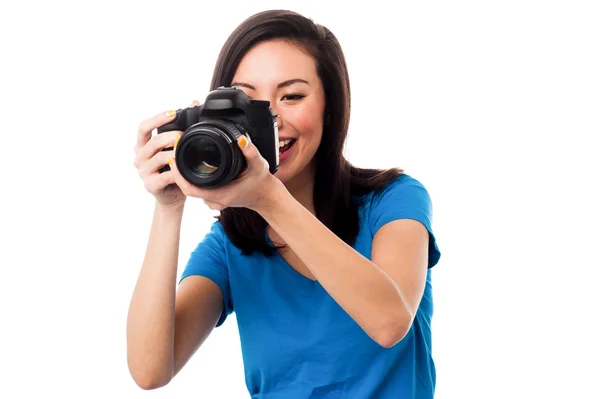 Chica joven tomando fotos — Foto de Stock