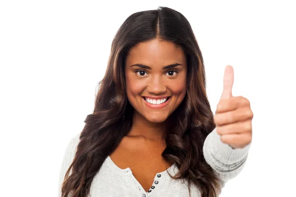 Mujer feliz con los pulgares arriba — Foto de Stock