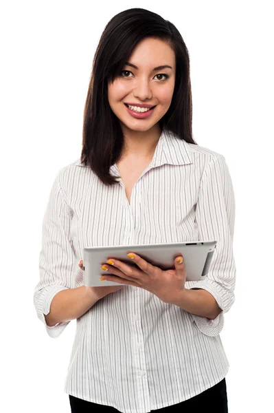 Junge Frau hält digitales Tablet in der Hand — Stockfoto