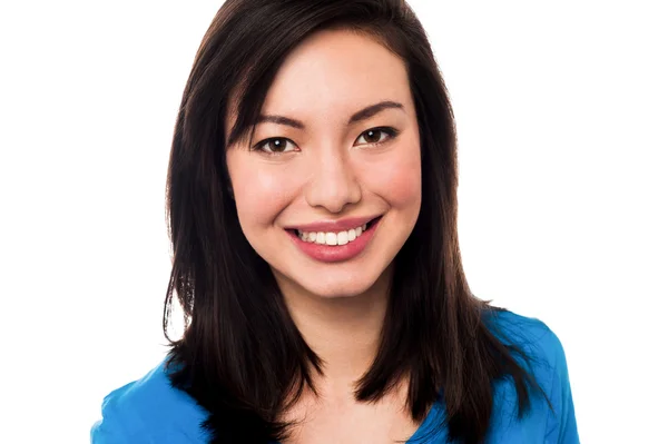 Atraente sorrindo jovem mulher — Fotografia de Stock