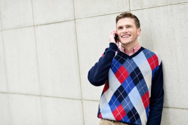 casual adam cep telefonuyla konuşuyor