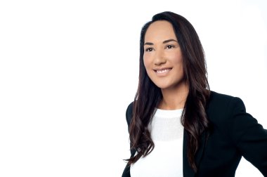 Kendine güvenen, kurumsal gülümseyen