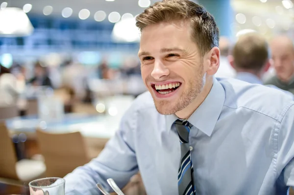 Lächelnder Firmenmann im Restaurant — Stockfoto