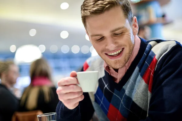 Lässiger Mann im Café mit Kaffee — Stockfoto