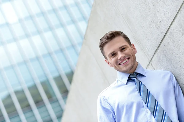 Young business executive posing outdoors — Stock Photo, Image