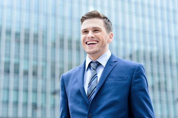 Young businessman posing at outdoors — Stock Photo, Image