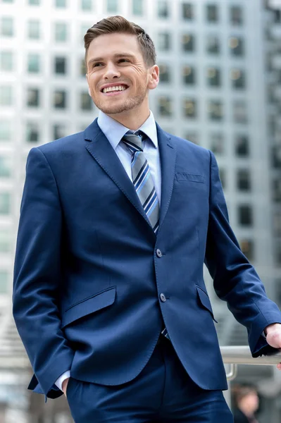 Hombre de negocios guapo posando al aire libre —  Fotos de Stock