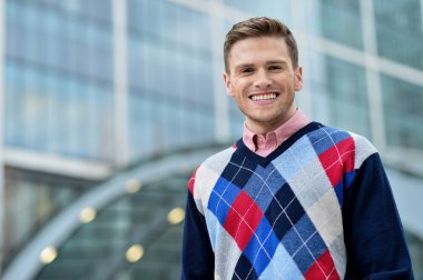 genç adam dışında modern binanın ayakta