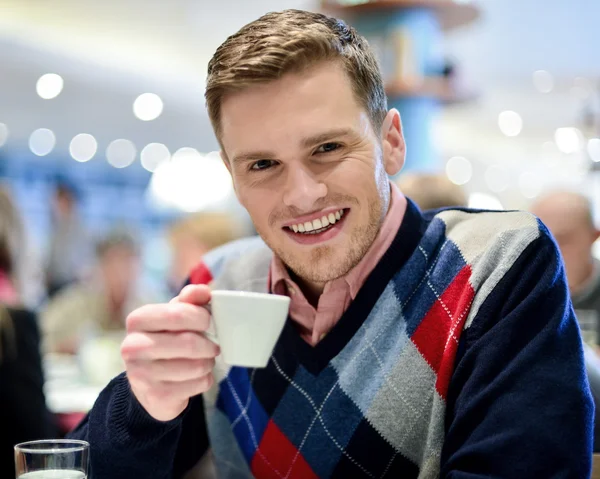 Lässiger Mann im Café mit Kaffee — Stockfoto