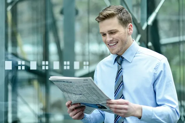 Schöner Geschäftsmann beim Zeitungslesen — Stockfoto