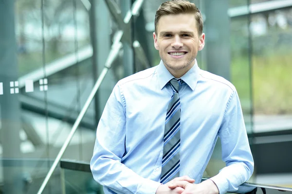 Young businessman casual poses at outdoor — Stock Photo, Image