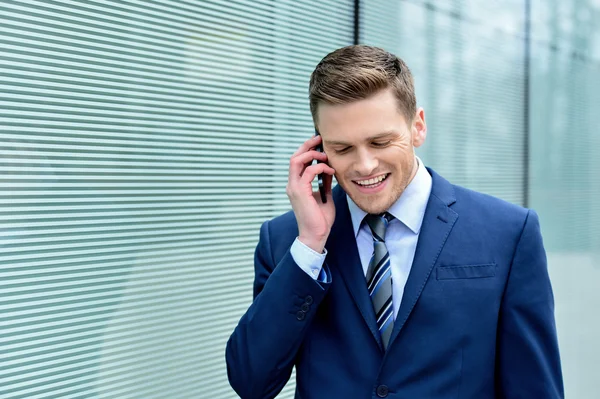 Jonge zakenman praten aan de telefoon — Stockfoto