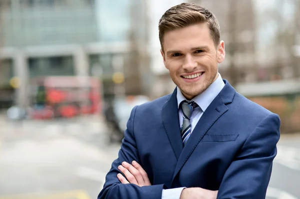 Smiling businessman posing for the camera — Stock Photo, Image