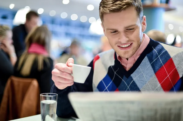 Un bărbat care citeşte ziare la cafeneaua în aer liber — Fotografie, imagine de stoc