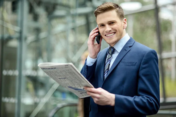 Affärsman pratar i mobilen — Stockfoto