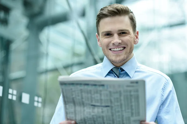 Knappe zakenman lezen van een krant — Stockfoto