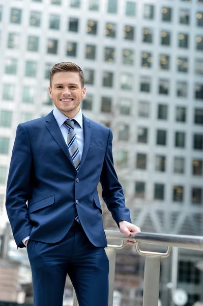 Jonge succesvolle zakenman op buiten — Stockfoto