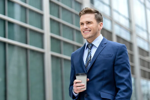 Zakenman met kop van een kopje koffie — Stockfoto