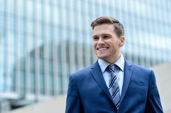 Businessman standing outside modern building — Stock Photo, Image