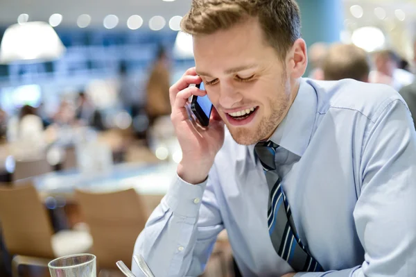 Hombre de negocios habla en el móvil en la cafetería —  Fotos de Stock