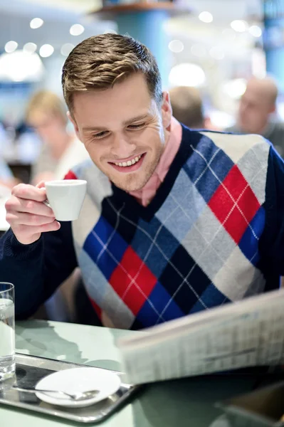 Stijlvolle man leest krant in openlucht café — Stockfoto