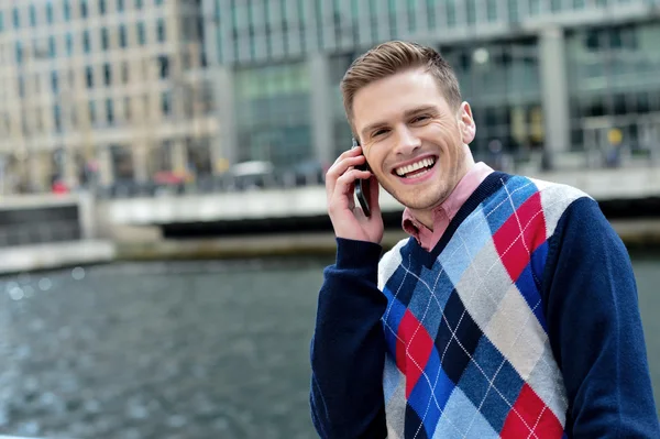 Jonge man praten op de mobiele telefoon — Stockfoto