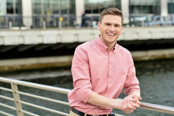 Joven hombre guapo al aire libre — Foto de Stock