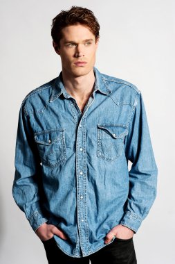 yakışıklı casual adam kameraya poz