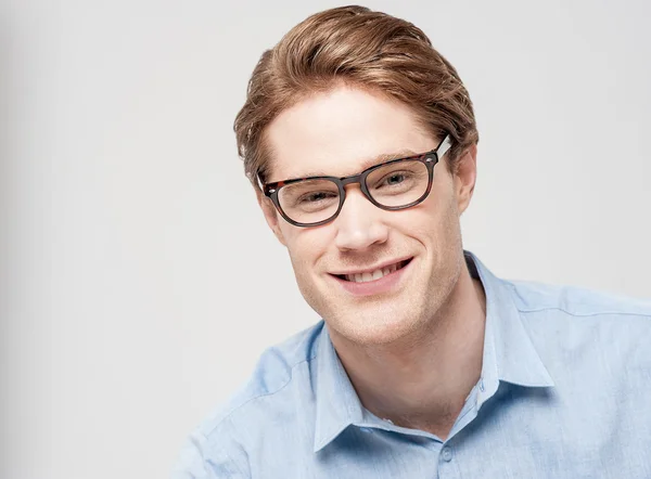 Elegante joven con gafas — Foto de Stock