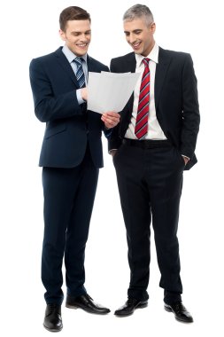 İşadamları anlaşma belgelerin değerlendirilmesi