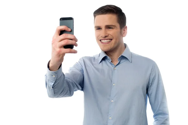 Junger Mann surft im Handy — Stockfoto