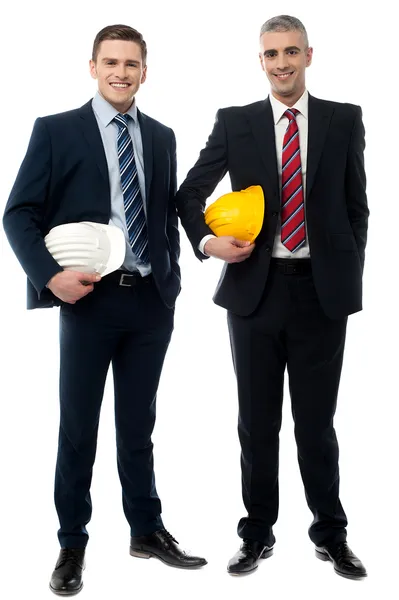 Два архітектори позують з безпечним шоломом — стокове фото