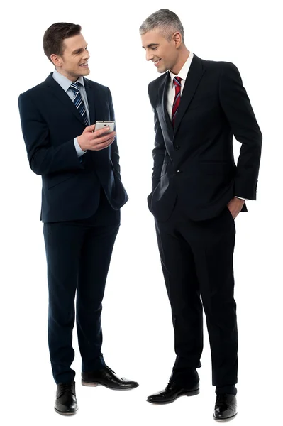 Empresários usando telefone celular — Fotografia de Stock
