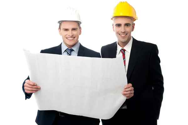 Engenheiros civis revisando o plano de construção — Fotografia de Stock