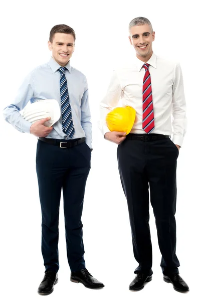 Dva podnikatelé s přilby — Stock fotografie