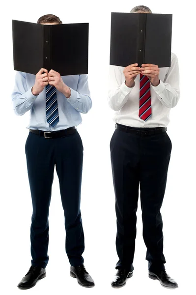 Empresarios escondiendo sus rostros con archivos —  Fotos de Stock