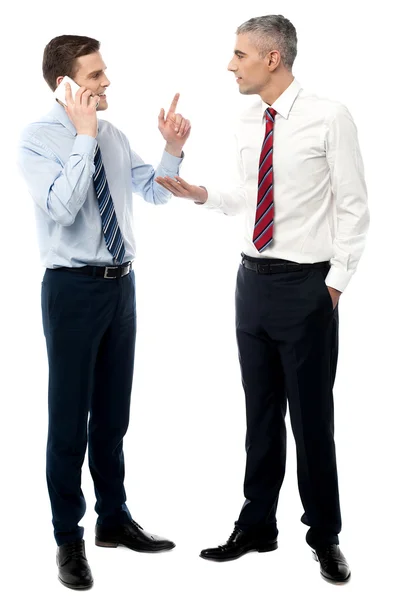 Gente de negocios discutiendo en oficina —  Fotos de Stock