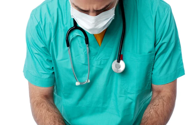 Jovem médico masculino usando máscara cirúrgica — Fotografia de Stock