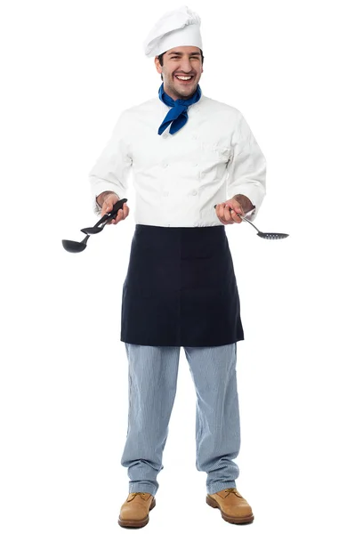 Lachende chef-kok met keukengerei — Stockfoto