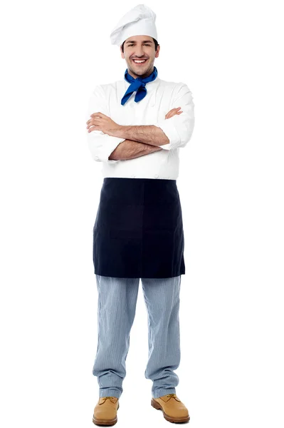 Glimlachen van jonge mannelijke chef-kok met armen gekruist — Stockfoto
