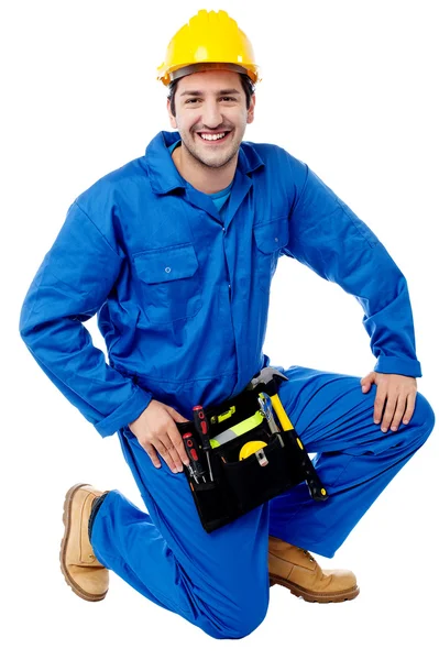 Trabalhador da construção sentado posando com um sorriso — Fotografia de Stock